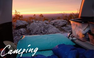 キャンプに行く途中の車内でぐっすり眠れる！車中泊マットのおすすめ